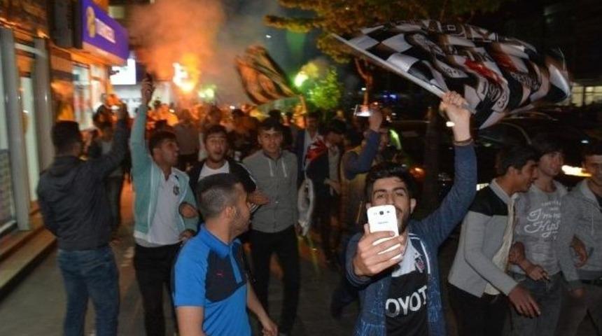 Bitlis&rsquo;te Beşiktaş&rsquo;ın Şampiyonluk Sevinci