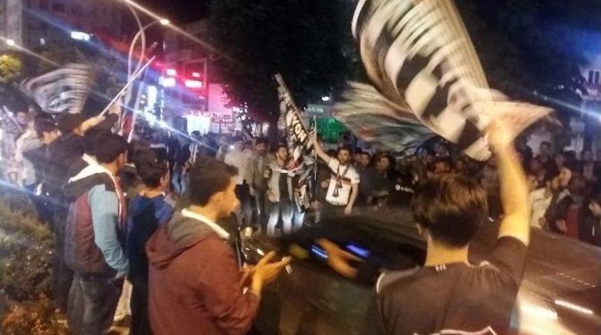 &Ccedil;orum&rsquo;da Beşiktaş Taraftarlarından Şampiyonluk Kutlaması