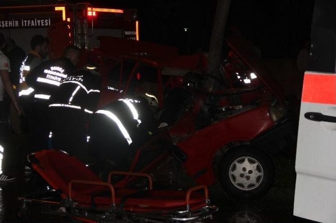 Ağaca &Ccedil;arpan Otomobil İkiye B&ouml;l&uuml;nd&uuml;: 3 Yaralı