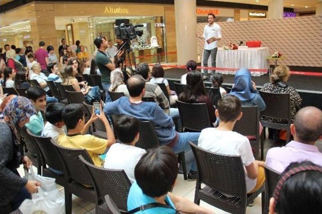 Sercan Badur, Engelliler İ&ccedil;in S&ouml;yleşi Ve İmza Etkinliğine Katıldı