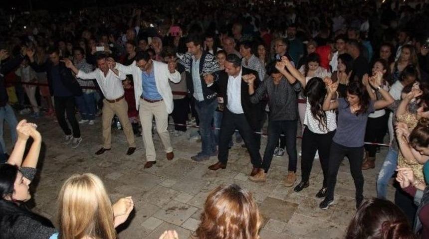 Didim&rsquo;de Grup İmera Konserinde Horonlar &Ccedil;ekildi