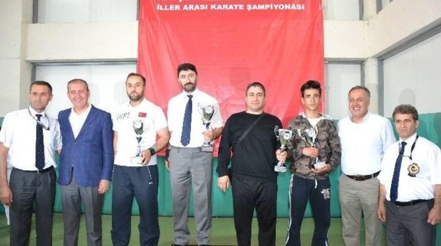 Biga&rsquo;da İller Arası Karate Şampiyonası D&uuml;zenlendi