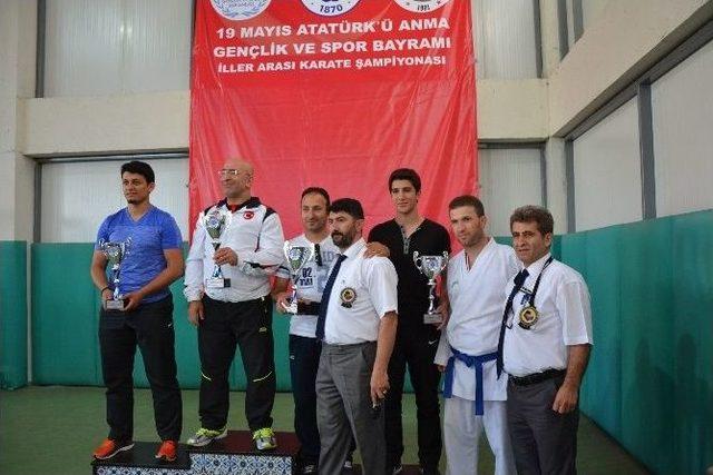 Biga’da İller Arası Karate Şampiyonası Düzenlendi