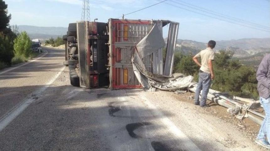 Adıyaman&rsquo;da Tır Yan Yattı