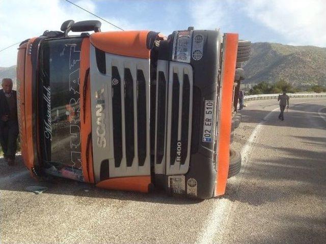 Adıyaman’da Tır Yan Yattı 1