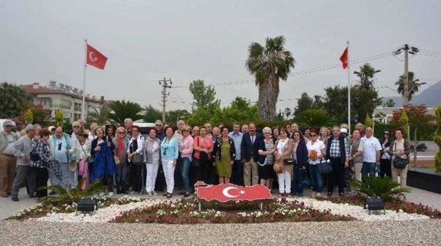 Saygı Anıtına Bakan Ve B&uuml;y&uuml;kel&ccedil;i &Ccedil;ıkarması