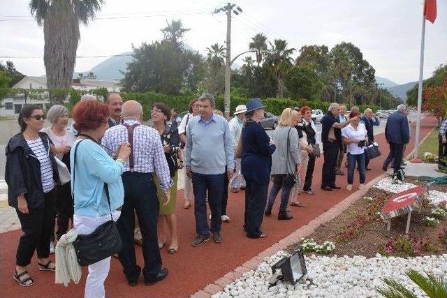 Saygı Anıtına Bakan Ve Büyükelçi Çıkarması