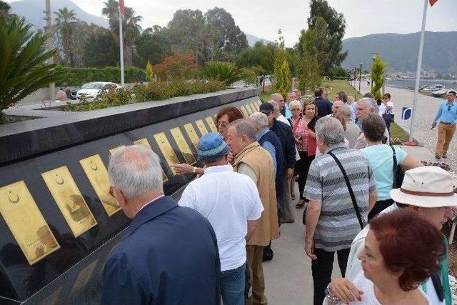 Saygı Anıtına Bakan Ve Büyükelçi Çıkarması