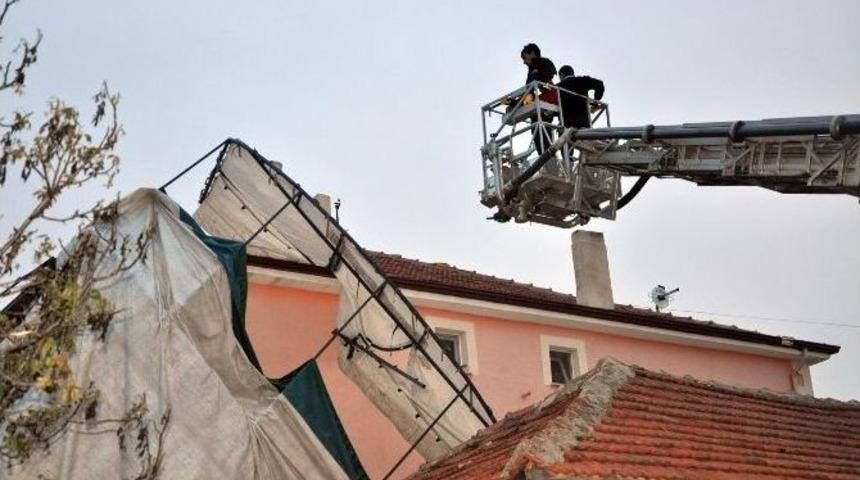Sorgun&rsquo;da Şiddetli R&uuml;zgar Taziye &Ccedil;adırını U&ccedil;urdu