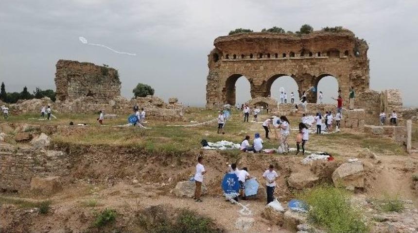 Tralleis Semalarını U&ccedil;urtmalar Renlendirdi