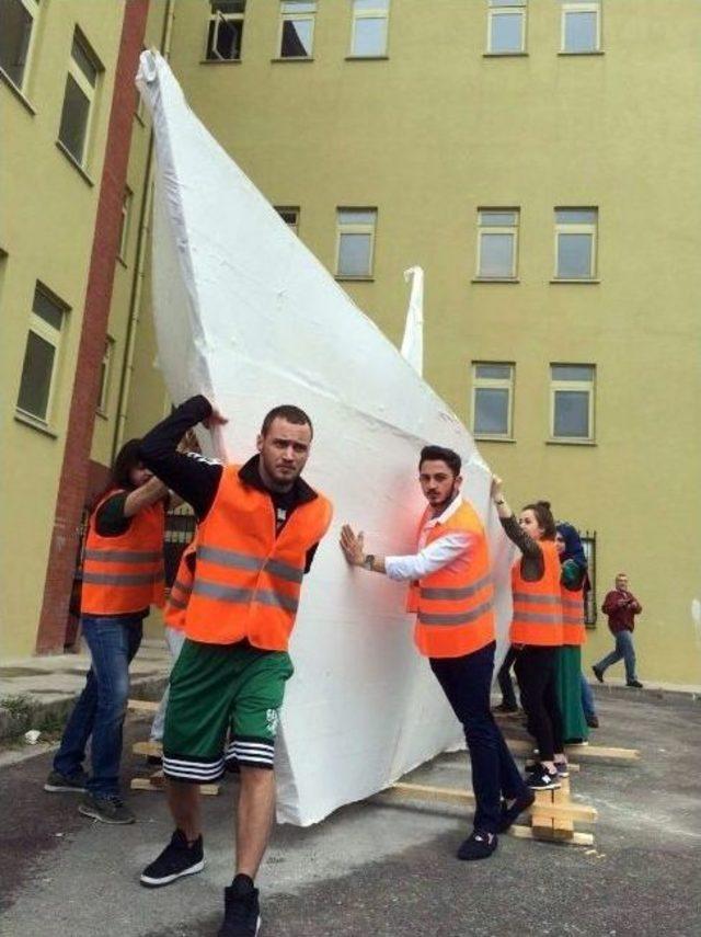 İletişim Öğrencileri ‘’göç’’ Trajedisine Beyaz Kayıkla Dikkat Çekiyor 1