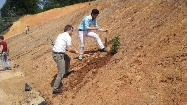 Başkan Yemenici Ve Ak Partili Gençlerden Örnek Davranış