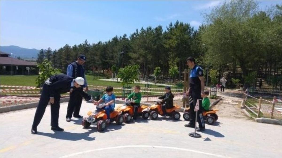 Trafik Eğitim Pistinde Hem Eğlendiler, Hem De &Ouml;ğrendiler