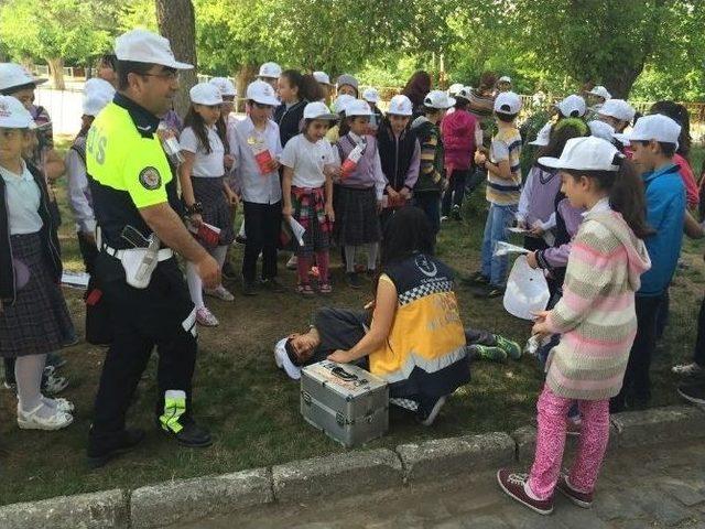 Öğrencilere, Trafik Kuralları Ve İlk Yardım Anlatıldı