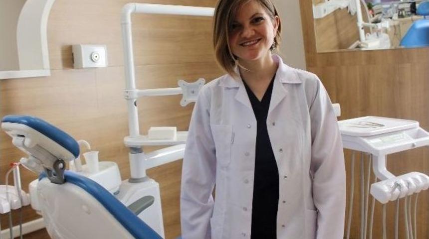 "doğal Dişlere G&ouml;sterilen &Ouml;zen, Protez Dişlere De G&ouml;sterilmeli"