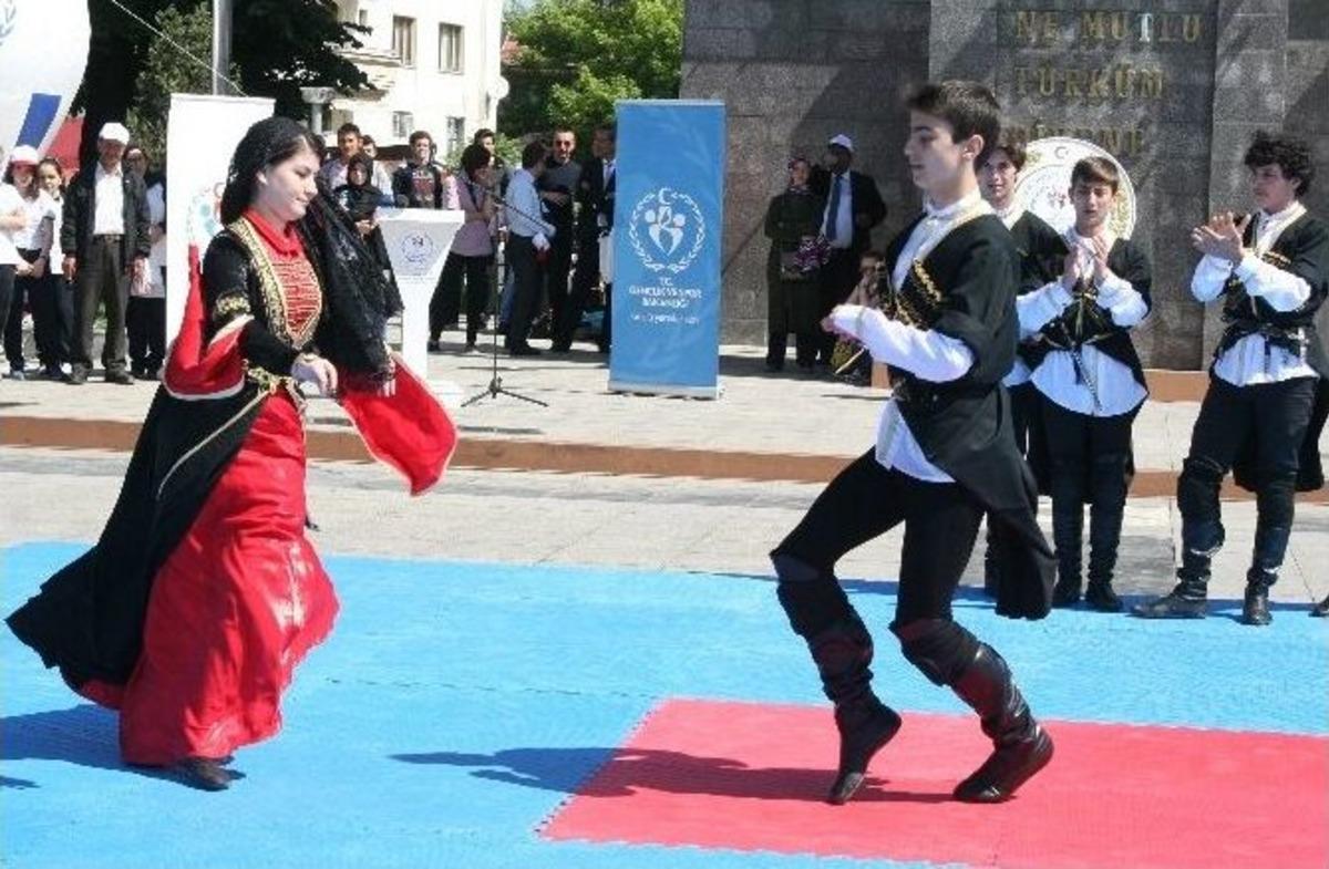 Gen&ccedil;ler Ellerinde Dev Bayrak İle Y&uuml;r&uuml;d&uuml;ler