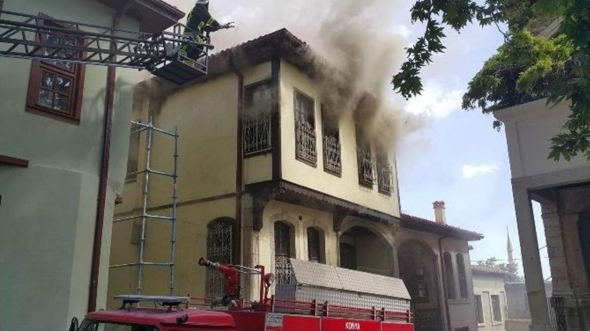 Akşehir&rsquo;de Tarihi Sokakta Ev Yangını