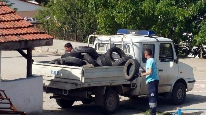 Sinekle M&uuml;cadelede Ara&ccedil; Lastikleri Toplanıyor