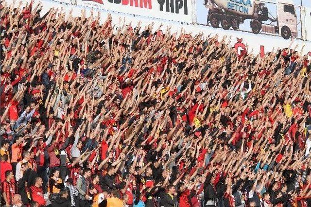 Eskişehirspor, Yarım Asırlık Evine Çıkan Olaylarla Veda Etti