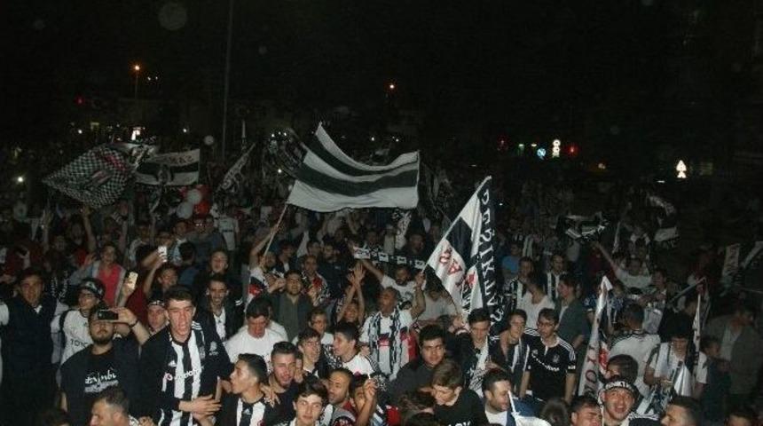 Boz&uuml;y&uuml;kl&uuml; Kartallar Şampiyonluğu Doyasıya Kutladı