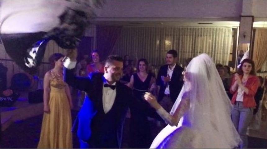 Fanatik Damat D&uuml;ğ&uuml;n&uuml;nde Beşiktaş&rsquo;ın Şampiyonluğunu Kutladı