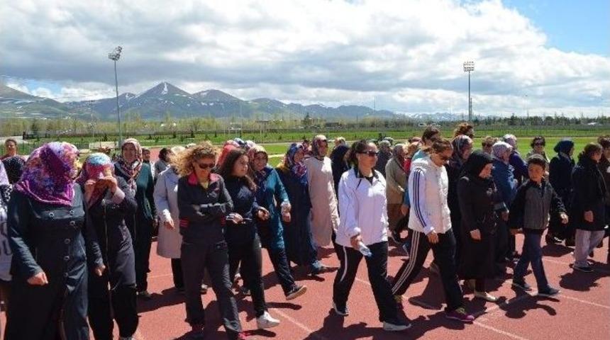 Anneler Gen&ccedil;lik İ&ccedil;in Koştu