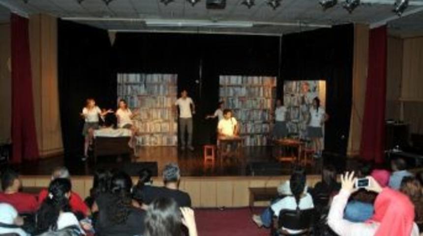 Kursiyerlerden &lsquo;ne-bilim&rsquo; Adlı M&uuml;zikal Oyun