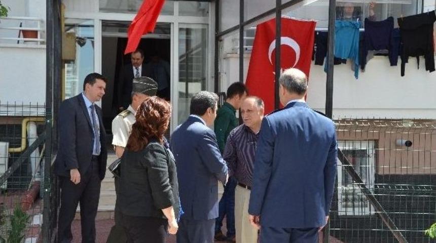 Vali D&uuml;zg&uuml;n&rsquo;den Şehit Ailesine Taziye Ziyareti