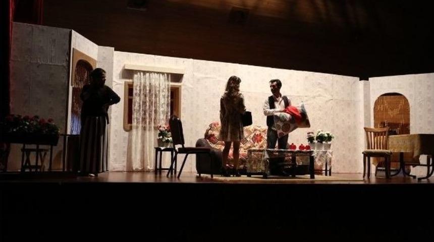 Serdivan&rsquo;da &ldquo;sardunya &Ccedil;i&ccedil;ekleri&rdquo; İsimli Tiyatro Sevenleriyle Buluştu