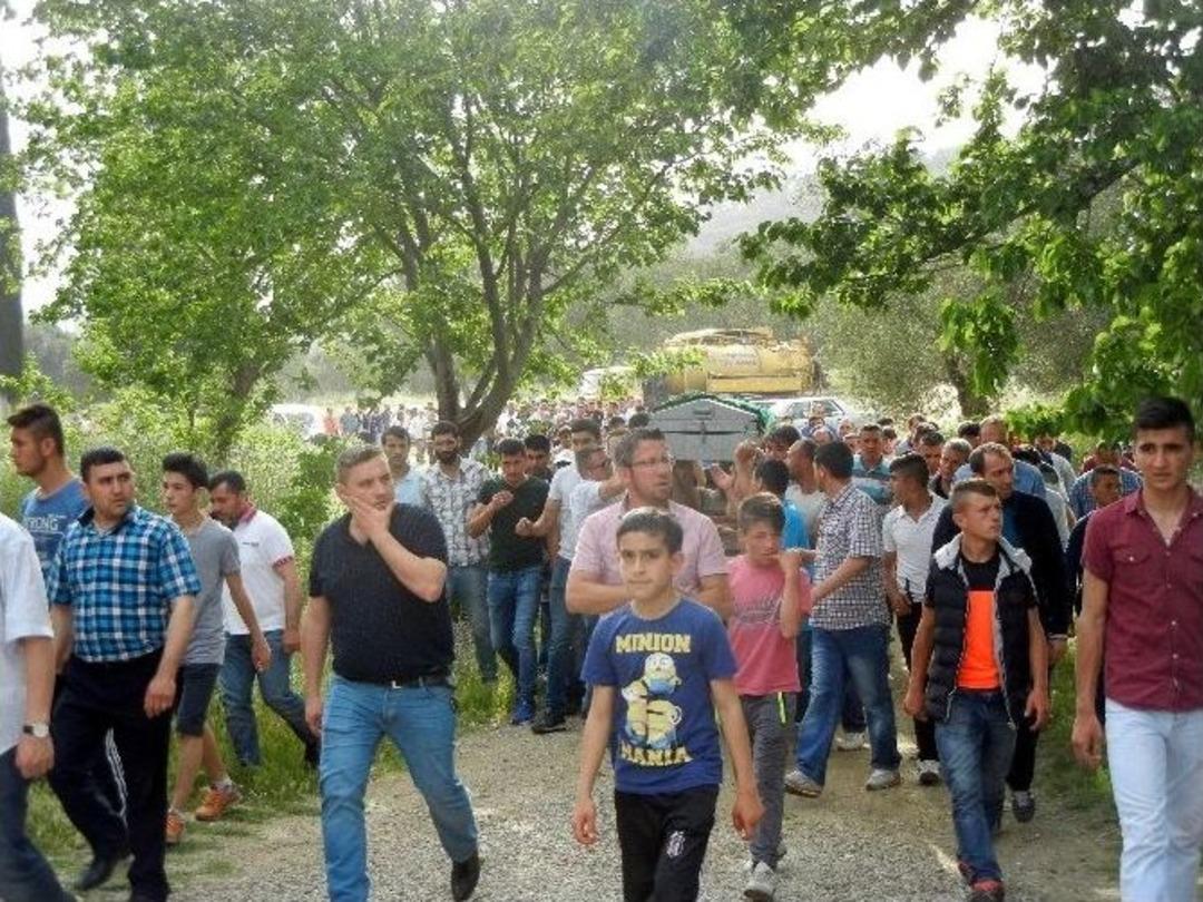 Babasının Doğum G&uuml;n&uuml;nde D&uuml;ğ&uuml;ne Giderken Aracın Camından U&ccedil;tu