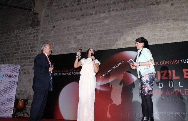 Eurovision 2016 Birincisi Cemile, Edirne’de Kızıl Elma Ödülünü Almıştı
