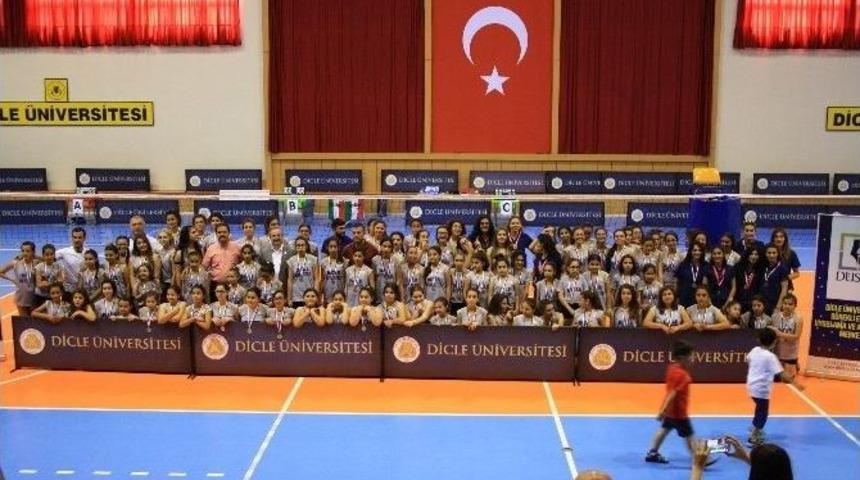 D&uuml;&rsquo;de 5. Geleneksel Voleybol Ş&ouml;leni &Ccedil;oşkusu