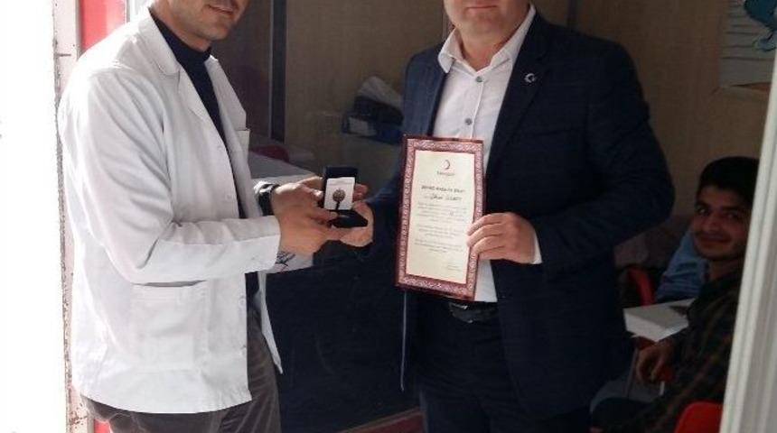 Kızılay&rsquo;dan Asimder Başkanı G&uuml;lbey&rsquo;e Madalya