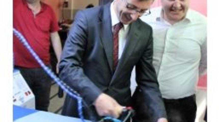 Kaymakam Altınkaynak, Açılışını Yaptığı Kuru Temizlemecide Gömlek Ütüledi