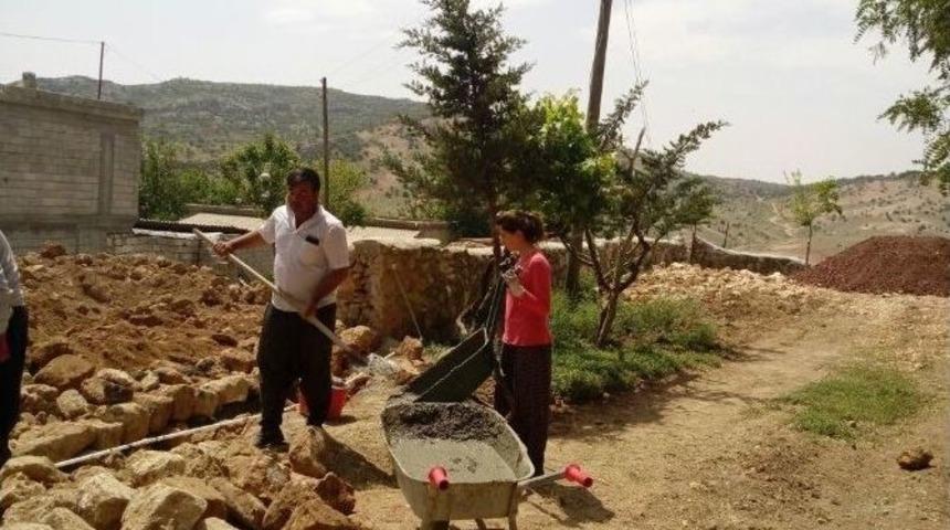 Okul &Ouml;ğretmenlerinden &Ouml;rnek Davranış