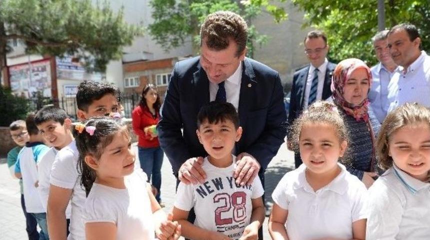 Başkan Yılmaz, Minikleri Yalnız Bırakmadı