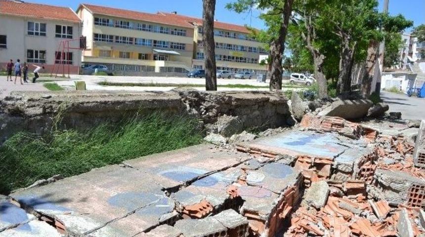Okul Duvarı Yıkıldı, Facia Ucuz Atlatıldı