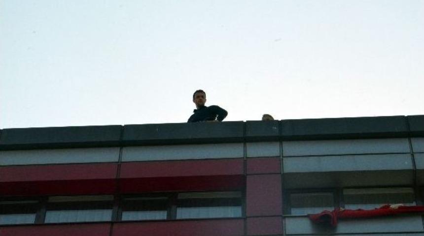 Maaş Alamayan Maden İş&ccedil;ileri Yedi Katlı Binanın &Ccedil;atısına &Ccedil;ıktı