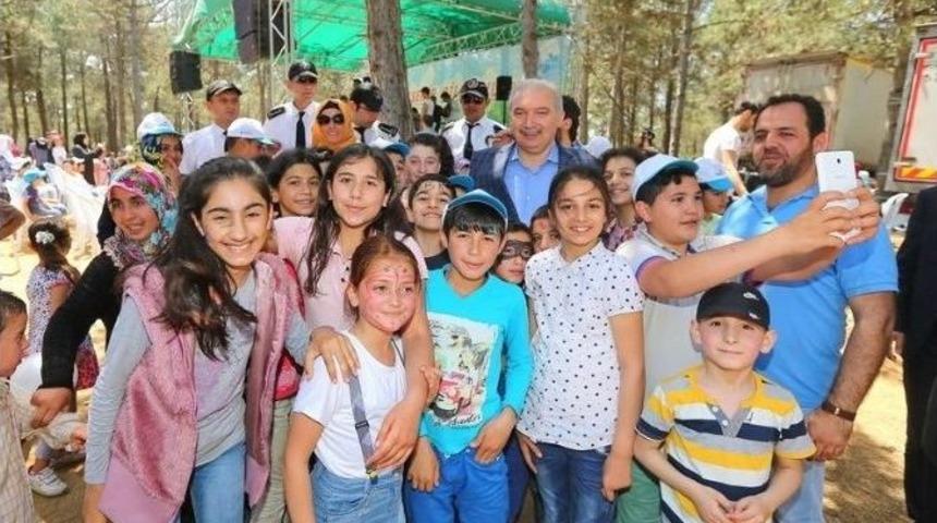 Başakşehir&rsquo;de Bilgi Evleri &Ouml;ğrencileriyle Suriyeli &Ccedil;ocuklar Piknikte Bir Araya Geldi