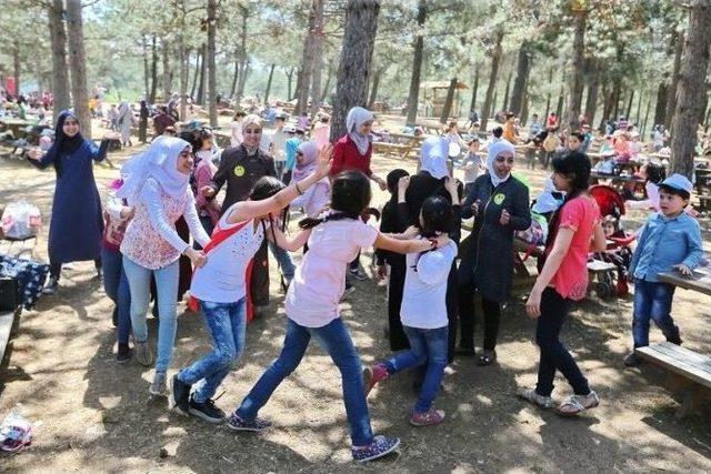 Başakşehir’de Bilgi Evleri Öğrencileriyle Suriyeli Çocuklar Piknikte Bir Araya Geldi