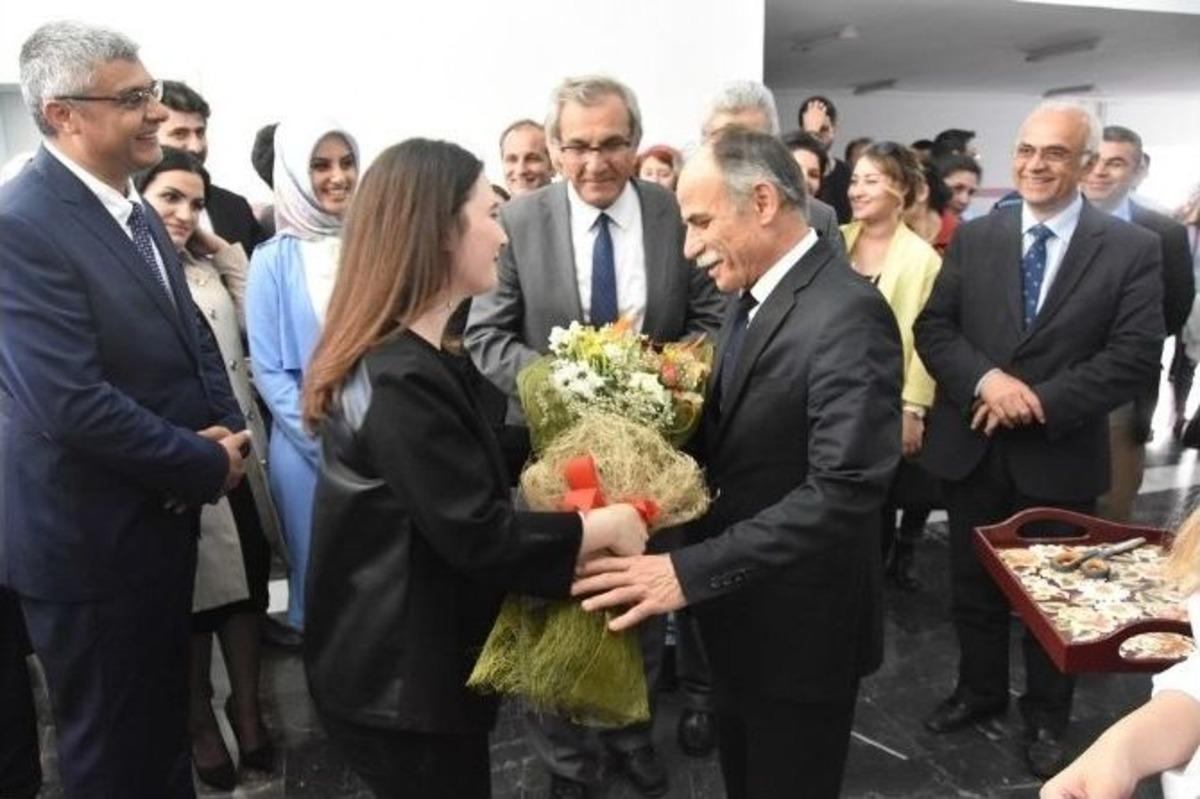 Om&uuml;&rsquo;de İki A&ccedil;ılış Birden