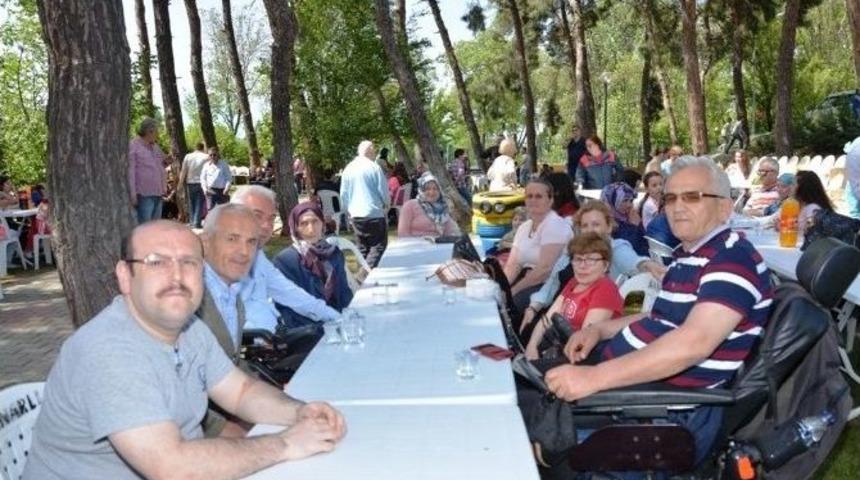 Engelsiz Yaşam Pikniği İle G&ouml;n&uuml;llerince Eğlendiler