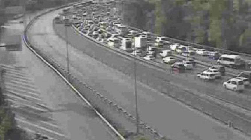 Oto Yangını E-5&rsquo;te Trafik Yoğunluğuna Neden Oldu