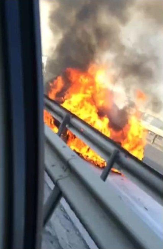 Oto Yangını E-5’te Trafik Yoğunluğuna Neden Oldu