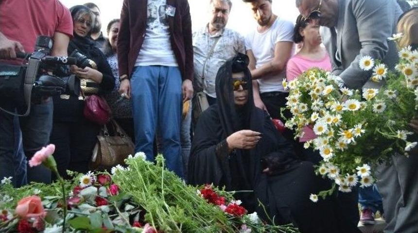 B&uuml;lent Ersoy, Aydoğan&rsquo;ın Mezarı Başından Ayrılmak İstemedi