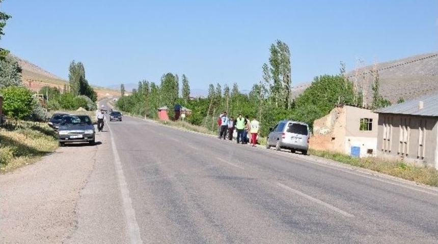 Otomobilin &Ccedil;arptığı K&uuml;&ccedil;&uuml;k &Ccedil;ocuk Ağır Yaralandı