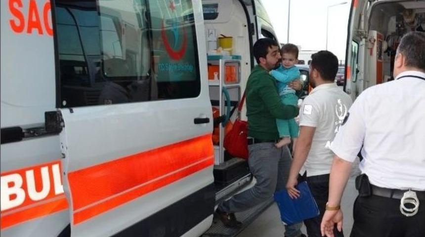Minib&uuml;s&uuml;n &Ccedil;arptığı Anne Ve Kızı Yaralandı