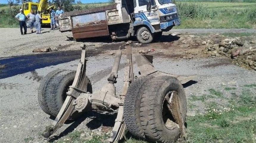 Takla Atan Kamyon İkiye B&ouml;l&uuml;nd&uuml;, S&uuml;r&uuml;c&uuml;s&uuml; Sağ Kurtuldu
