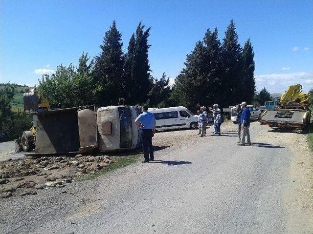 Takla Atan Kamyon İkiye Bölündü, Sürücüsü Sağ Kurtuldu