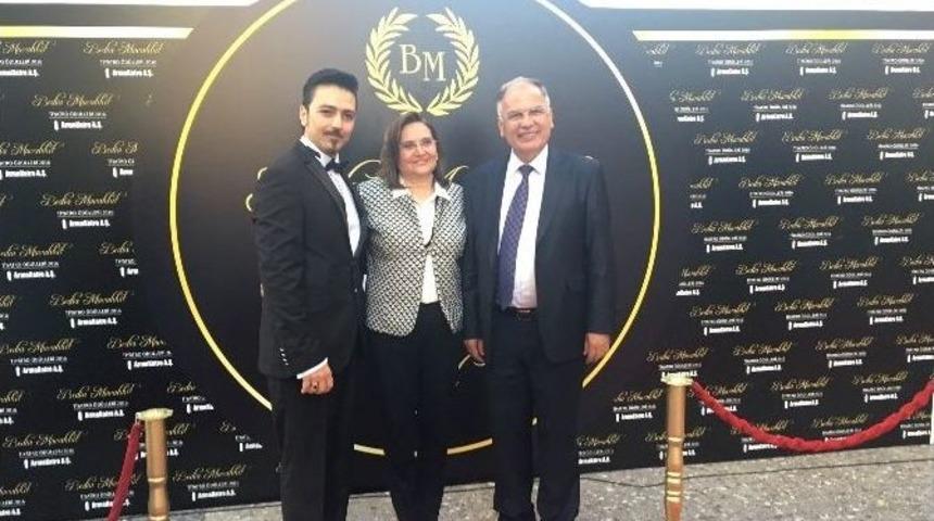 Sahne Tozu Tiyatrosu&rsquo;ndan Başkan Bakıcı&rsquo;ya &Ouml;d&uuml;l